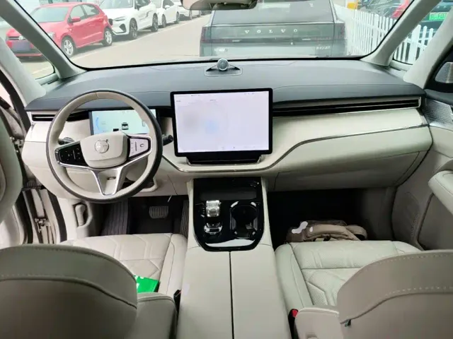 Volvo EM90 — Фото автомобиля 9