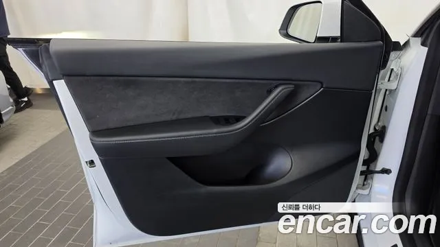 Tesla Model Y — Фото автомобиля 13