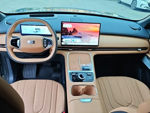 Geely Galaxy Starship 7 EM-i — Фото автомобиля 9