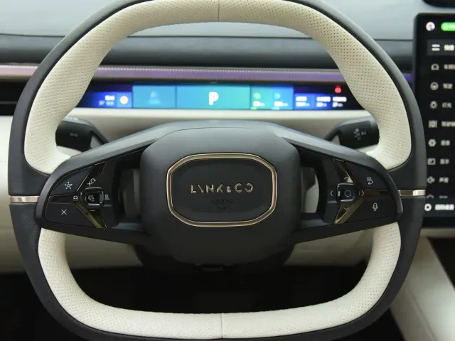 Lynk & Co Lynk & Co 10 EM-P 2025 240km Base — Фото автомобиля 10