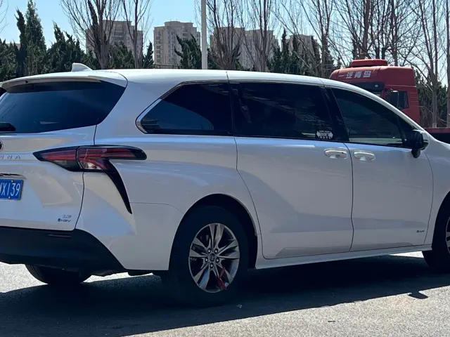 Toyota Sienna — Фото автомобиля 4