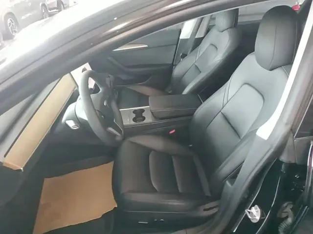 Tesla Model 3 — Фото автомобиля 14