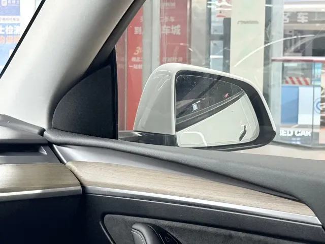 Tesla Model Y — Фото автомобиля 9