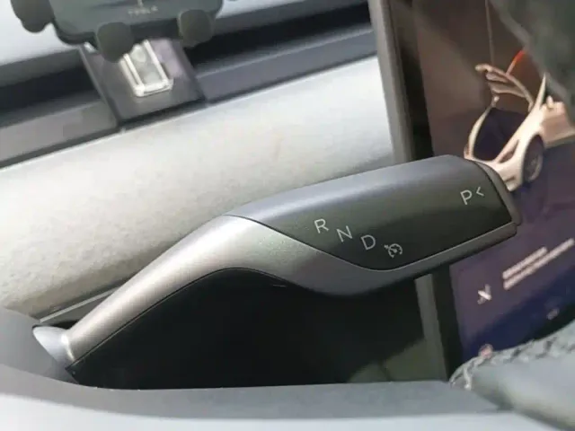 Tesla Model Y — Фото автомобиля 13
