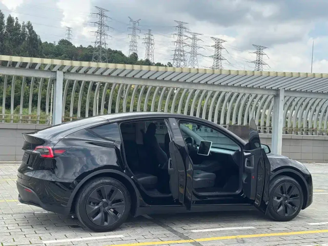 Tesla Model Y — Фото автомобиля 15