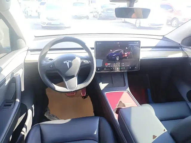 Tesla Model Y — Фото автомобиля 9