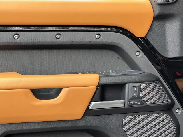 Land Rover Defender — Фото автомобиля 15