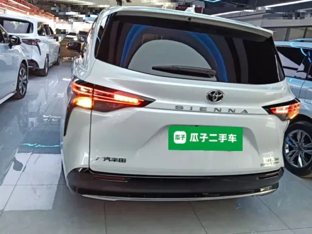Toyota Sienna — Фото автомобиля 5