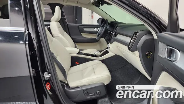 Вольво XC40 — Фото автомобиля 24