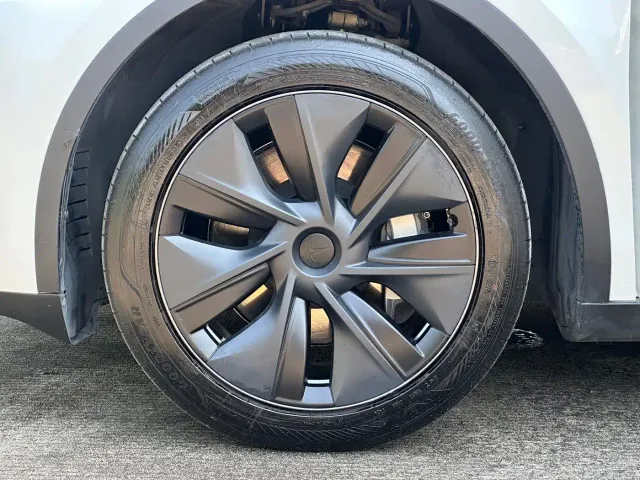 Tesla Model Y — Фото автомобиля 18