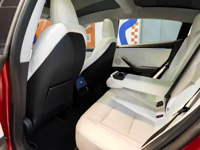 Tesla Model 3 — Фото автомобиля 4