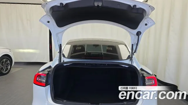 Tesla Model 3 — Фото автомобиля 20