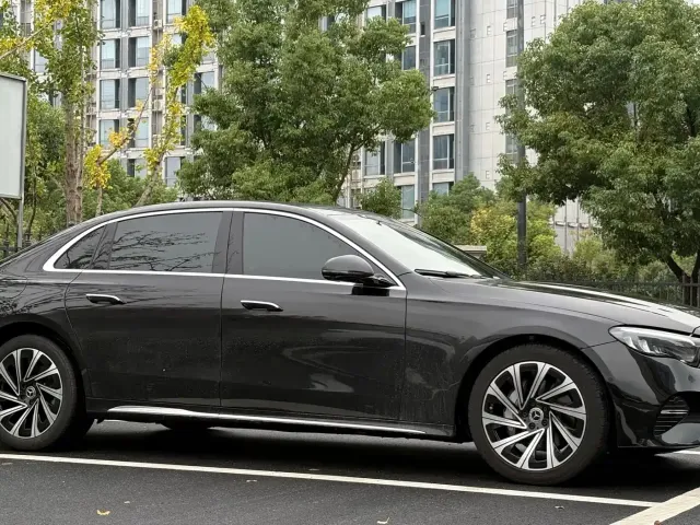 Mercedes-Benz E-Class — Фото автомобиля 3