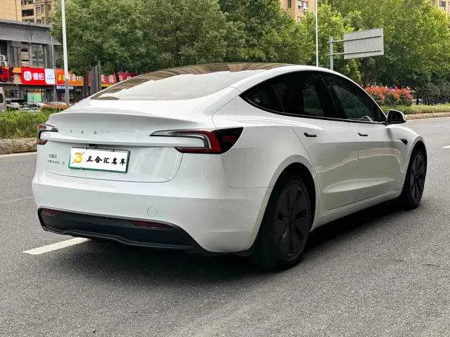 Tesla Model 3 — Фото автомобиля 10