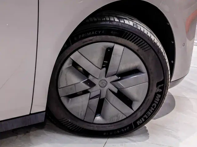 Li Auto MEGA — Фото автомобиля 8