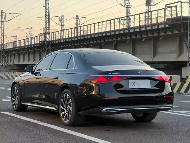 Mercedes-Benz E-Class — Фото автомобиля 9