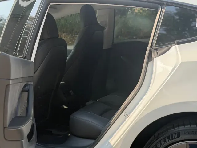 Tesla Model 3 — Фото автомобиля 12