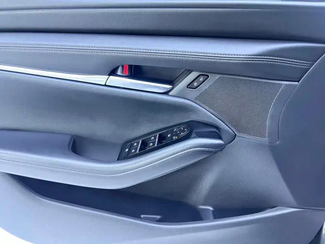 Mazda Axela — Фото автомобиля 9