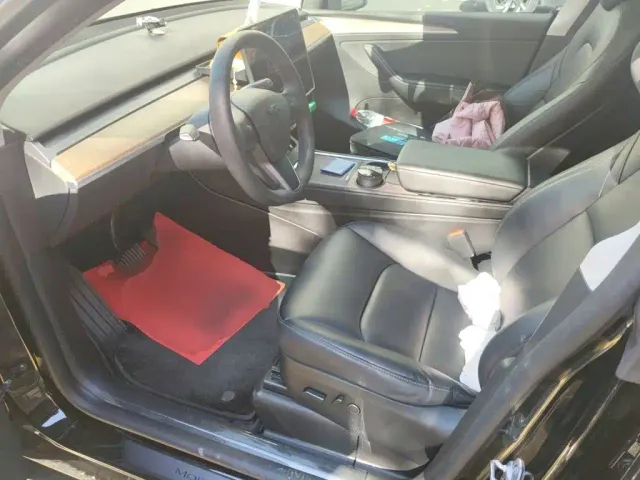 Tesla Model Y — Фото автомобиля 11