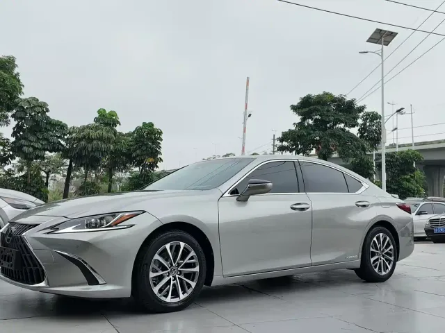 Lexus ES — Фото автомобиля 3