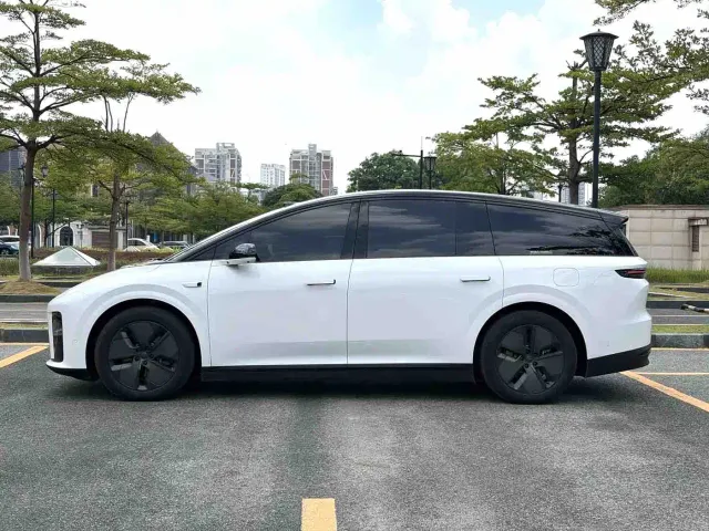 Li Auto i8 — Фото автомобиля 5