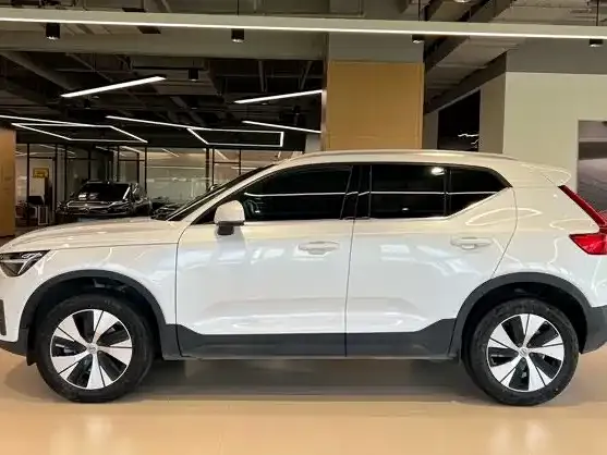 Volvo XC40 — Фото автомобиля 3