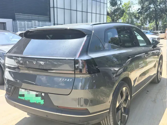 Volvo XC70 Plug-in Hybrid — Фото автомобиля 3