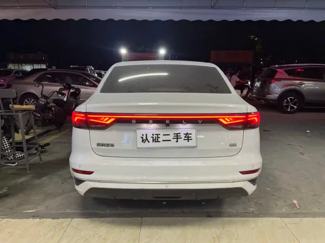Geely Emgrand — Фото автомобиля 12