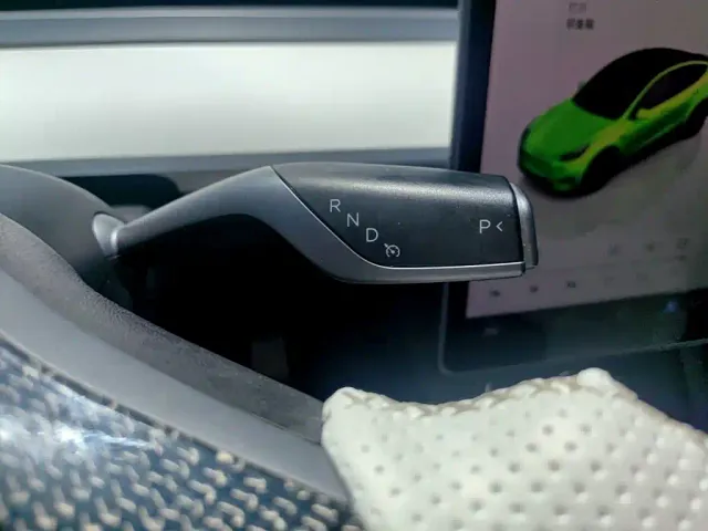 Tesla Model Y — Фото автомобиля 13