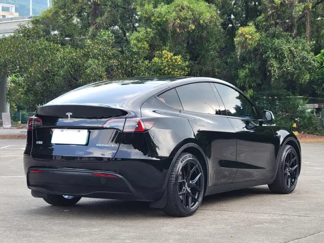 Tesla Model Y — Фото автомобиля 13