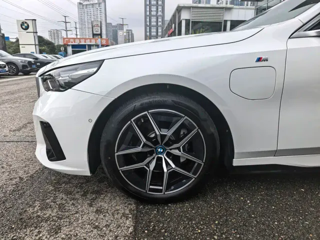 BMW BMW i5 2024 eDrive 35L Premium Model M Sport Package — Фото автомобиля 4