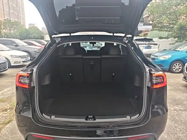 Tesla Model Y — Фото автомобиля 18