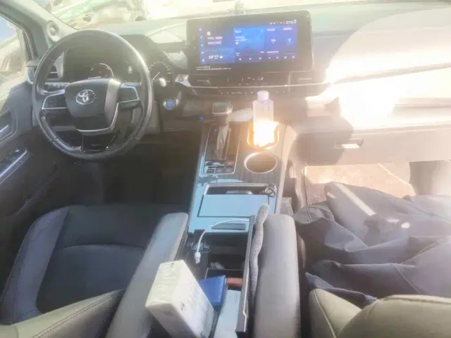 Toyota Sienna — Фото автомобиля 12