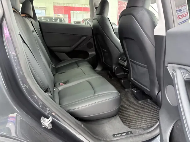 Tesla Model Y — Фото автомобиля 17