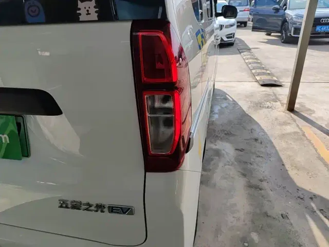 Wuling Zhiguang NEV — Фото автомобиля 7