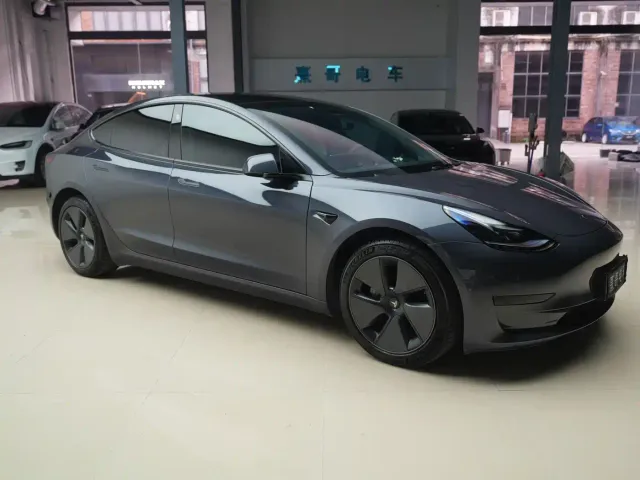Tesla Model 3 — Фото автомобиля 3