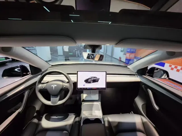 Tesla Model Y — Фото автомобиля 5