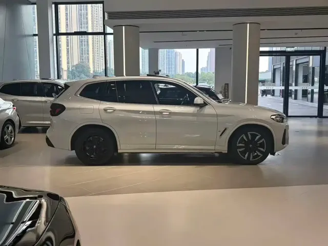 BMW iX3 — Фото автомобиля 5