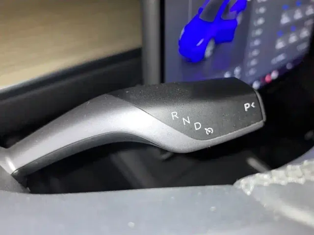 Tesla Model Y — Фото автомобиля 10