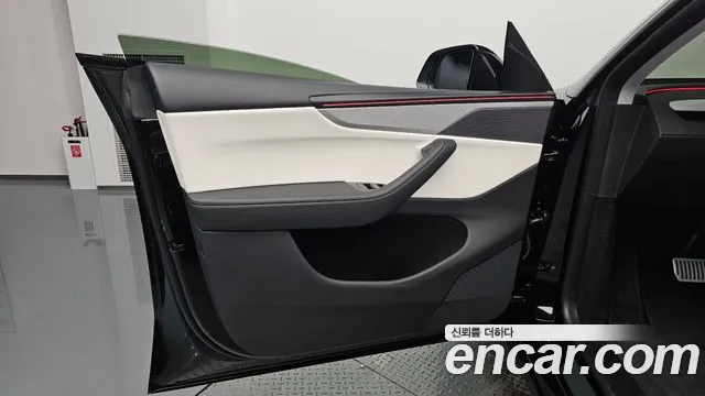 Tesla Model Y — Фото автомобиля 13