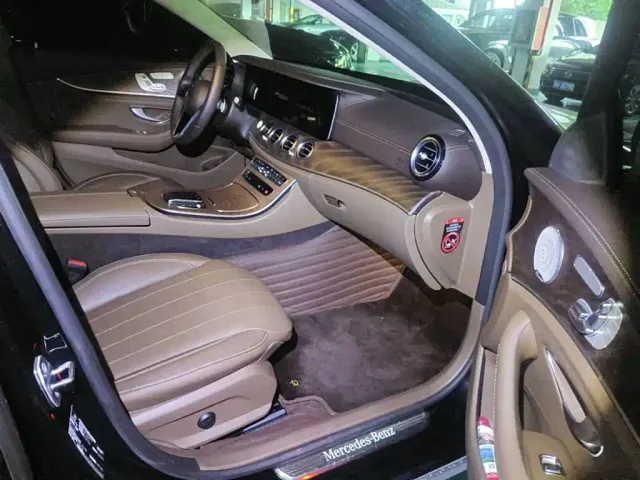 Mercedes-Benz E-Class — Фото автомобиля 12