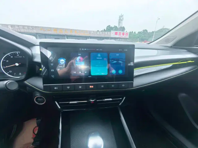 Roewe i5 — Фото автомобиля 13