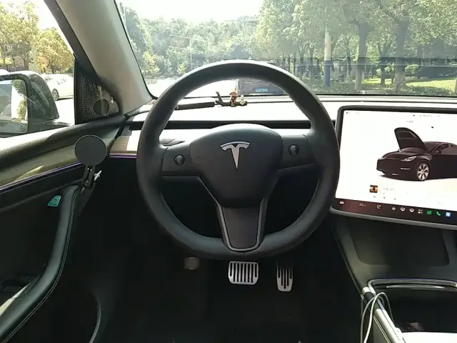 Tesla Model Y — Фото автомобиля 11