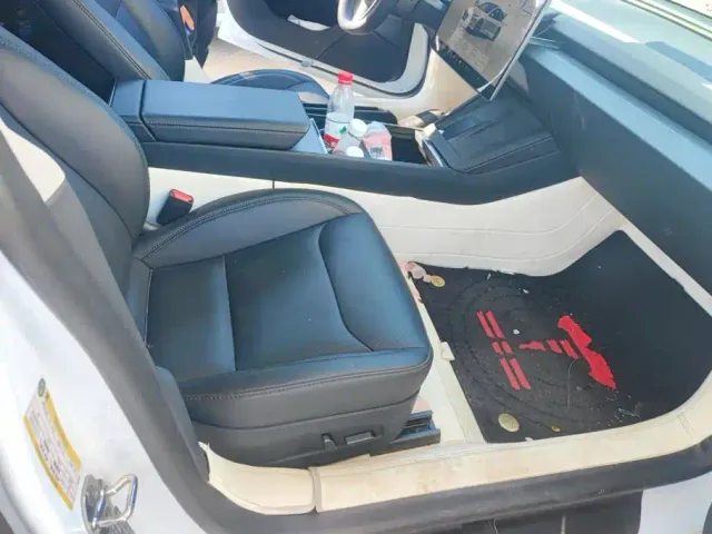 Tesla Model 3 — Фото автомобиля 4