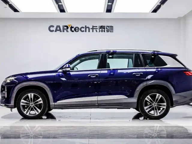 Audi Audi Q6 2023 45 TFSI quattro Uniform Cloud Yulin Package — Фото автомобиля 3