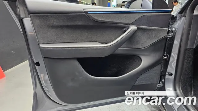 Tesla Model Y — Фото автомобиля 21
