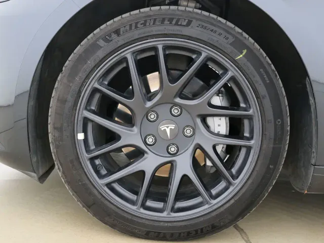Tesla Model 3 — Фото автомобиля 11