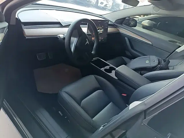 Tesla Model 3 — Фото автомобиля 15