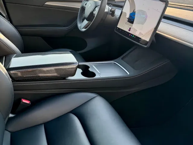 Tesla Model Y — Фото автомобиля 9
