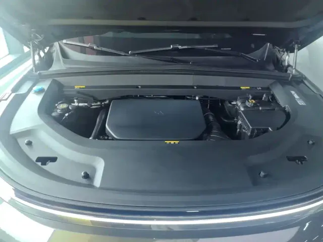 Li Auto L8 — Фото автомобиля 19